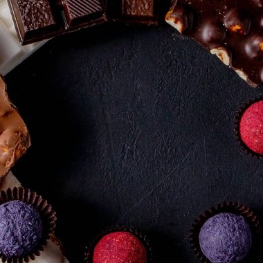 Lüks el yapımı çikolatalı taşralı pankart ve üç çeşit çikolatalı vignette ve kopya alanı..