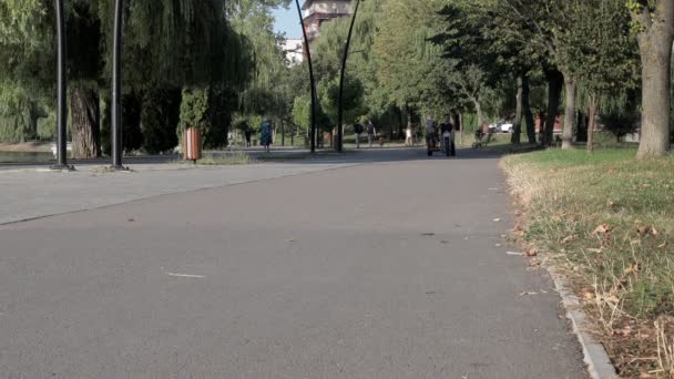 Kijów Ukraina Czerwca 2020 Ojciec Synem Wakacjach Jazdy Rowerach Baw — Wideo stockowe