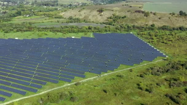 太陽光発電所の空中展望 太陽光発電所の空中展望 再生可能エネルギー 太陽光発電所の空中撮影 — ストック動画