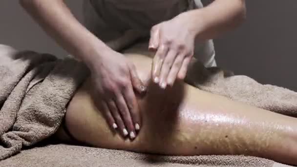 Krásná mladá žena v lázeňském salonu s anti celulitidou masážní terapie s medem na spalování tuků. koncept medové masáže — Stock video
