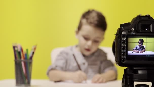 Educación a distancia en línea. Un niño sentado en casa y hace deberes escolares, pone en cuarentena el aprendizaje a distancia en el hogar — Vídeo de stock