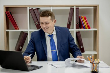 İşyerindeki avukat başarı tasması yönetici noter broker avukat şirket kavramı. Yoğunlaştırılmış yakışıklı, dalgın, zeki, emlakçı iş yerinde ağ defteri kullanarak işe alım yapıyor..