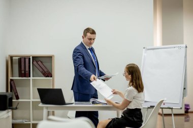 Ofisteki patronuna belge gösteren güzel bir kadın..