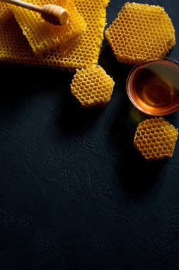 Siyah masasında bal peteği olan bal, üst manzara. Metin için boşluk.