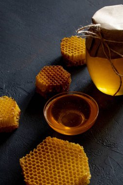 Üzerinde bal peteği olan bir kavanoz bal, en üstte. Metin için boşluk.