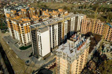 Yüksek binaların inşaatı ve inşaatı, çalışma ekipmanları ve işçileri olan inşaat endüstrisi. Yukarıdan bak, yukarıdan. Arkaplan ve doku.