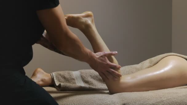 Jeune femme ayant massage des pieds dans le salon de beauté, vue rapprochée — Video