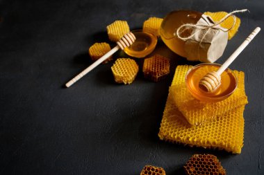 Üzerinde bal peteği olan bir kavanoz bal, en üstte. Metin için boşluk.