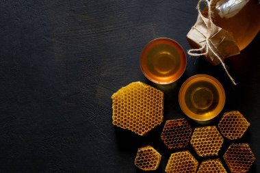 Siyah masasında bal peteği olan bal, üst manzara. Metin için boşluk.