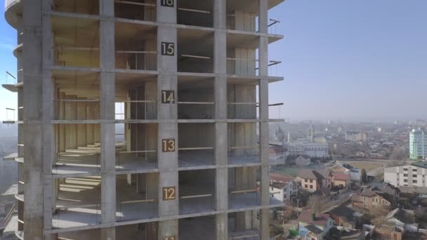 Mavi Gökyüzü Arka Planında Inşaat Halindeki Yüksek Monolitik Apartmanlı Şehir — Stok video