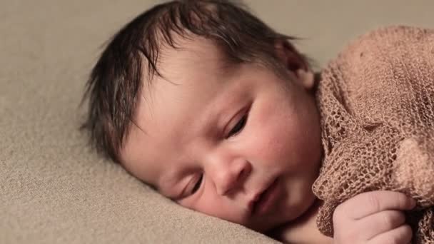 Nyfödda Barn Sover Lugnt Med Rutig Duk Brun Bakgrund — Stockvideo