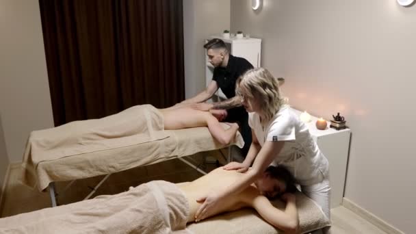 Masażyści Robią Masaże Parowe Dla Klientów Para Relaksuje Się Spa — Wideo stockowe
