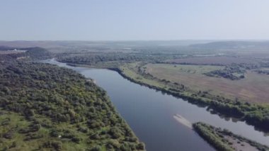 Muhteşem nehir boyunca uçar Dnister, yemyeşil orman