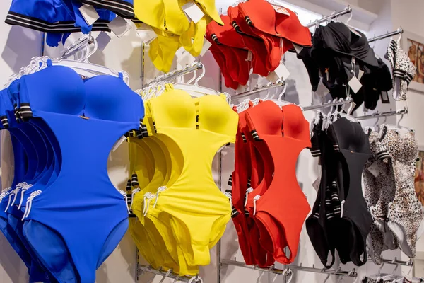 Mağazada kadın mayosu. Modaya uygun mayolar sürekli..