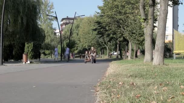 Kijów Ukraina Czerwca 2020 Ojciec Synem Wakacjach Jazdy Rowerach Baw — Wideo stockowe