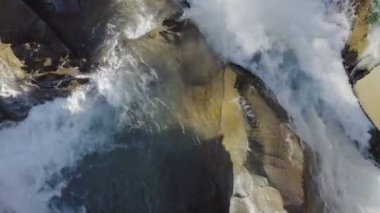 Vahşi Dağ Nehri, Berrak Nehir 'i kapatın. Taştan kayaların aktığı Gevezelik Deresi 'nin detaylı görüntüsü. Swift Sulama Suyu 'nda Rock Rapid. Ukrayna, Karpatyalı. Görüntü 4K 'da çekildi