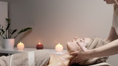 Rahatlatıcı masaj. Kadın spa salonunda baş masajı yaptırıyor..