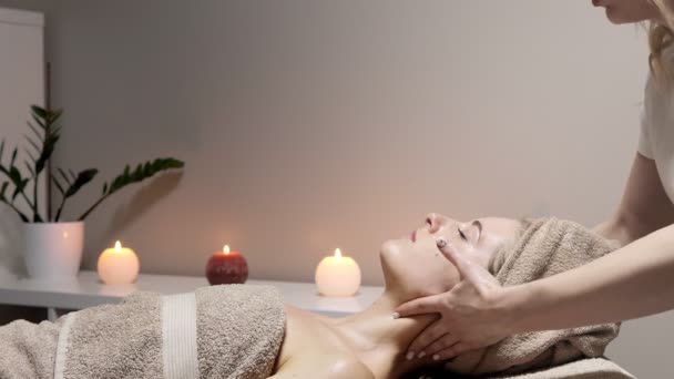 Relaxační Masáž Žena Přijímající Masáž Hlavy Lázeňském Salonu Boční Pohled — Stock video