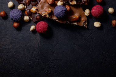 Çikolata arkaplanı. Çikolata. Beyaz, siyah ve sütlü çikolataların karışımı. Çikolatalı Praline tatlılar..
