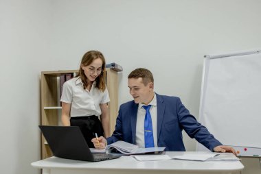 Ofisteki patronuna belge gösteren güzel bir kadın..