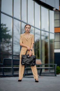 Şirin iş kadını portresi profesyonel muhtemelen muhasebeci mimar iş kadını avukat..