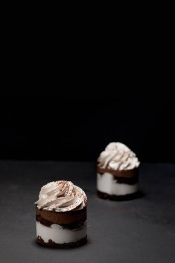 Petit Dörtlü mü yoksa siyah arka planda çikolatalı krep mi?.