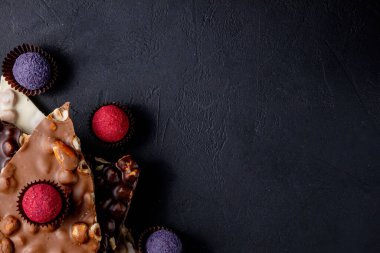 Çikolata arkaplanı. Çikolata. Beyaz, siyah ve sütlü çikolataların karışımı. Çikolatalı Praline tatlılar..