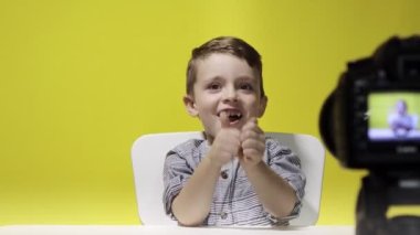 Çocuk blogcu video bloğunu evde kaydediyor. Çocuk video blogunu kaydediyor. Küçük vlogger kamera kullanarak çevrimiçi yayın yapıyor