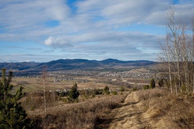 Yumuşak yama işlerinin kırsal manzarası ve güzel ormanlık alanlarda oldukça ağaçlık sınırları olan köyler..