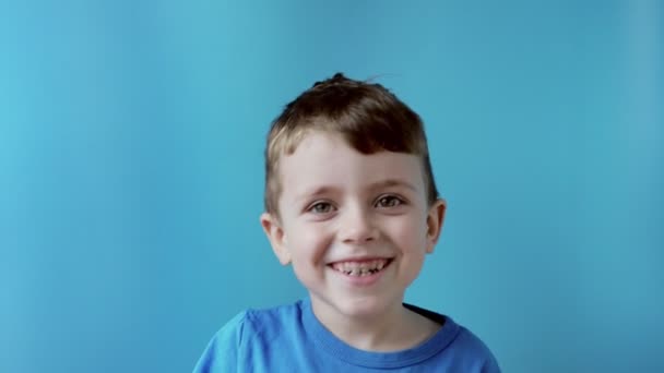 不満といたずらのための動揺と怒りの少年の概念 — ストック動画