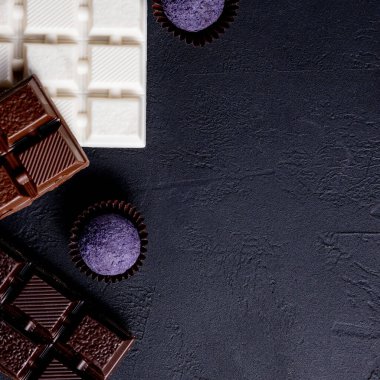 Çikolata arkaplanı. Çikolata. Beyaz, siyah ve sütlü çikolataların karışımı. Çikolatalı Praline tatlılar..