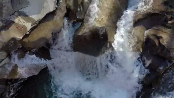 Wild Mountain River Close Abundante Clear Stream Detalhe Static Shot — Vídeo de Stock