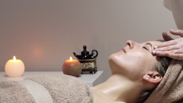Massaggio Viso Primo Piano Della Giovane Donna Che Riceve Trattamento — Video Stock