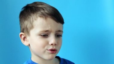 Öfke, hayal kırıklığı ve yaramazlık için üzgün ve kızgın çocuk konsepti