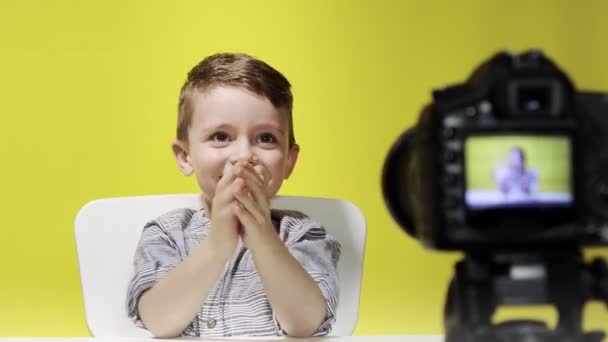 Ένα Παιδί Μπλόγκερ Τραβάει Βίντεο Στην Κάμερα Δουλεύοντας Λάπτοπ Στο — Αρχείο Βίντεο