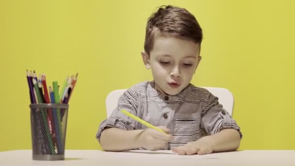 Menino Sorridente Mesa Desenhar Com Lápis Cor Para Mãe Fundo — Vídeo de Stock