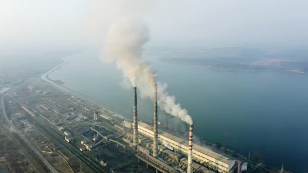 Vista Aérea Tuberías Alta Chimenea Con Humo Gris Central Eléctrica — Vídeos de Stock