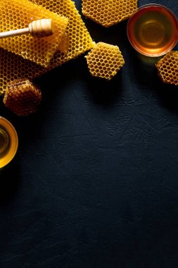 Siyah masasında bal peteği olan bal, üst manzara. Metin için boşluk.