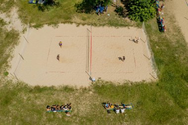 Shatsk- Ukrayna 25 Temmuz 2020: Yunanistan Plaj Volley Ustaları 2020 şampiyonasında tanımlanamayan oyuncular görev başında. Hava görüntüsü.