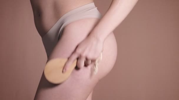 Mujer Joven Sosteniendo Cepillo Mano Tratamiento Contra Celulitis Problema Celulitis — Vídeo de stock