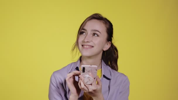 Glimlachende Jonge Vrouw Maakt Een Bestelling Mobiele Telefoon Sms Paars — Stockvideo