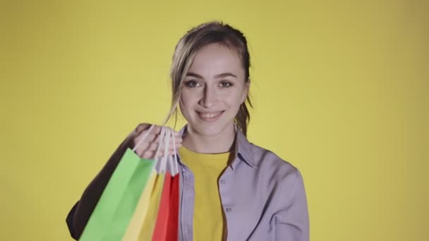 Menina Olhando Sacos Pacote Com Compras Depois Fazer Compras Estúdio — Vídeo de Stock