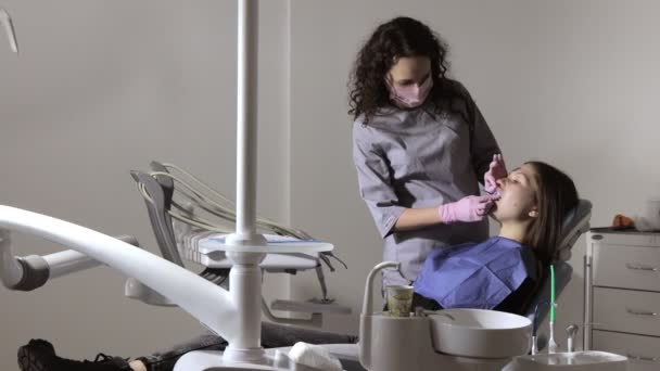 Orthodontiste Utilise Plateau Impression Dentaire Sur Les Dents Femme Spatule — Video