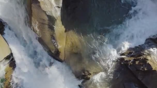 Wild Mountain River Zamknąć Obfite Clear Stream Szczegóły Static Shot — Wideo stockowe