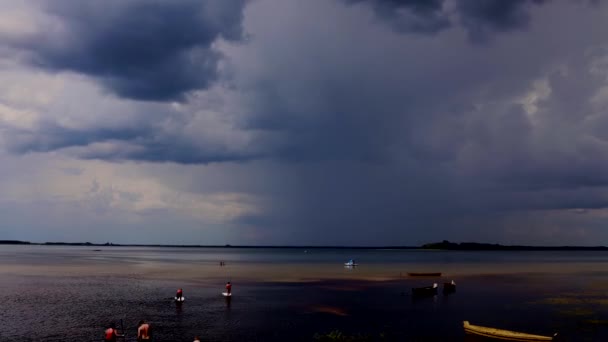 Ludzie Zaangażowani Paddle Boarding Dużym Jeziorze Tle Deszczu Upływ Czasu — Wideo stockowe