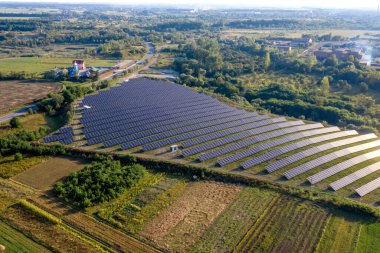 Güneş panelleri havadan görünüyor. Hava manzaralı polar paneller. Güç çiftliği temiz enerji üretiyor. Güç çiftliği temiz enerji üretiyor.