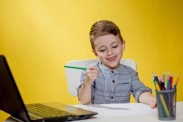 Happy Child Met Behulp Van Digitale Laptop Huiswerk Maken Gele — Stockfoto