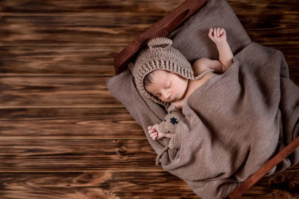 Νεογνό Μωρό Όμορφο Βρέφος Ψέματα Και Κρατώντας Ένα Μικροσκοπικό Αρκουδάκι — Φωτογραφία Αρχείου