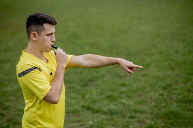 Hakem kuralları ihlal ettiğini belirtiyor. Spor anlayışı, kural ihlali, tartışmalı konular, engellerin aşılması