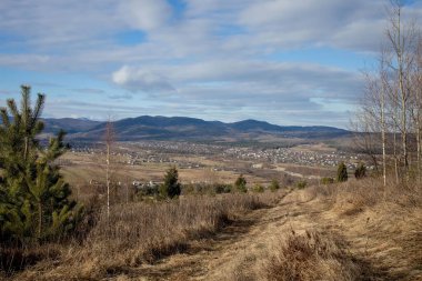 Yumuşak yama işlerinin kırsal manzarası ve güzel ormanlık alanlarda oldukça ağaçlık sınırları olan köyler.